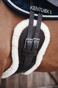 Kentucky Horsewear Anatomischer Lammfell Gurtschoner* Sattelgurte