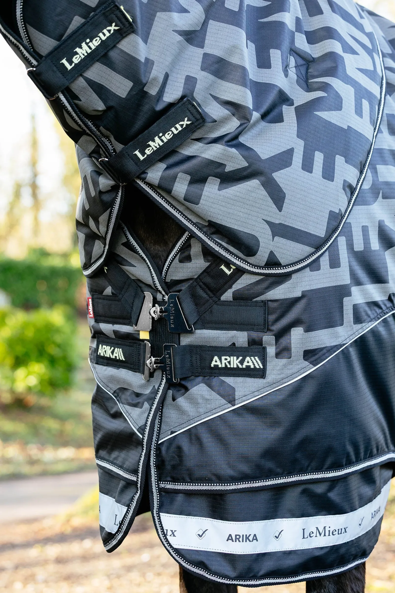 LeMieux Arika reflektierende Weidedecke mit abnehmbarem Halsteil, 200 g* Mittelschwere & Schwere Winterdecken