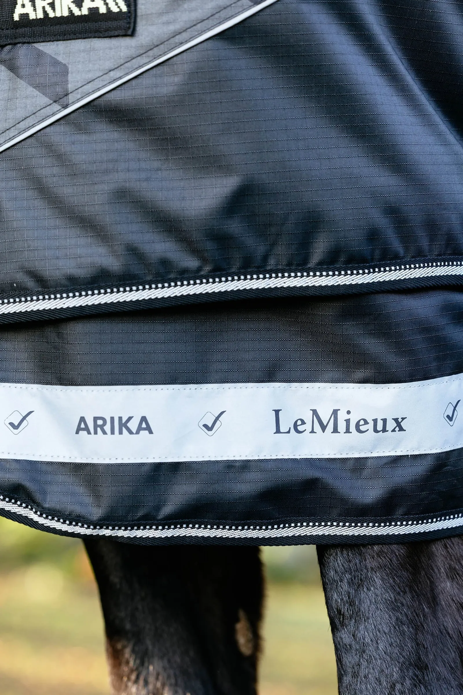 LeMieux Arika reflektierende Weidedecke mit abnehmbarem Halsteil, 200 g* Mittelschwere & Schwere Winterdecken