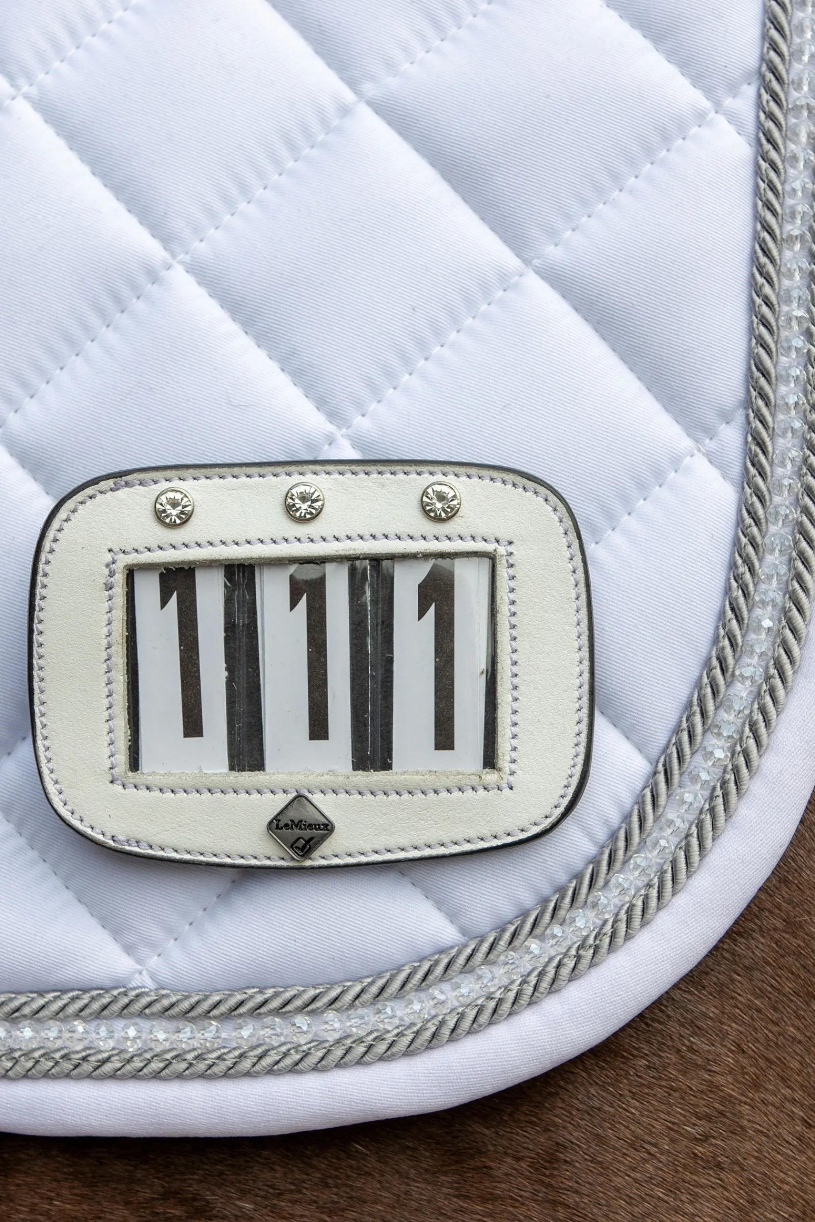 LeMieux Startnummernhalter für den Sattel mit Glitzersteinen* Schabracken-Zubehör