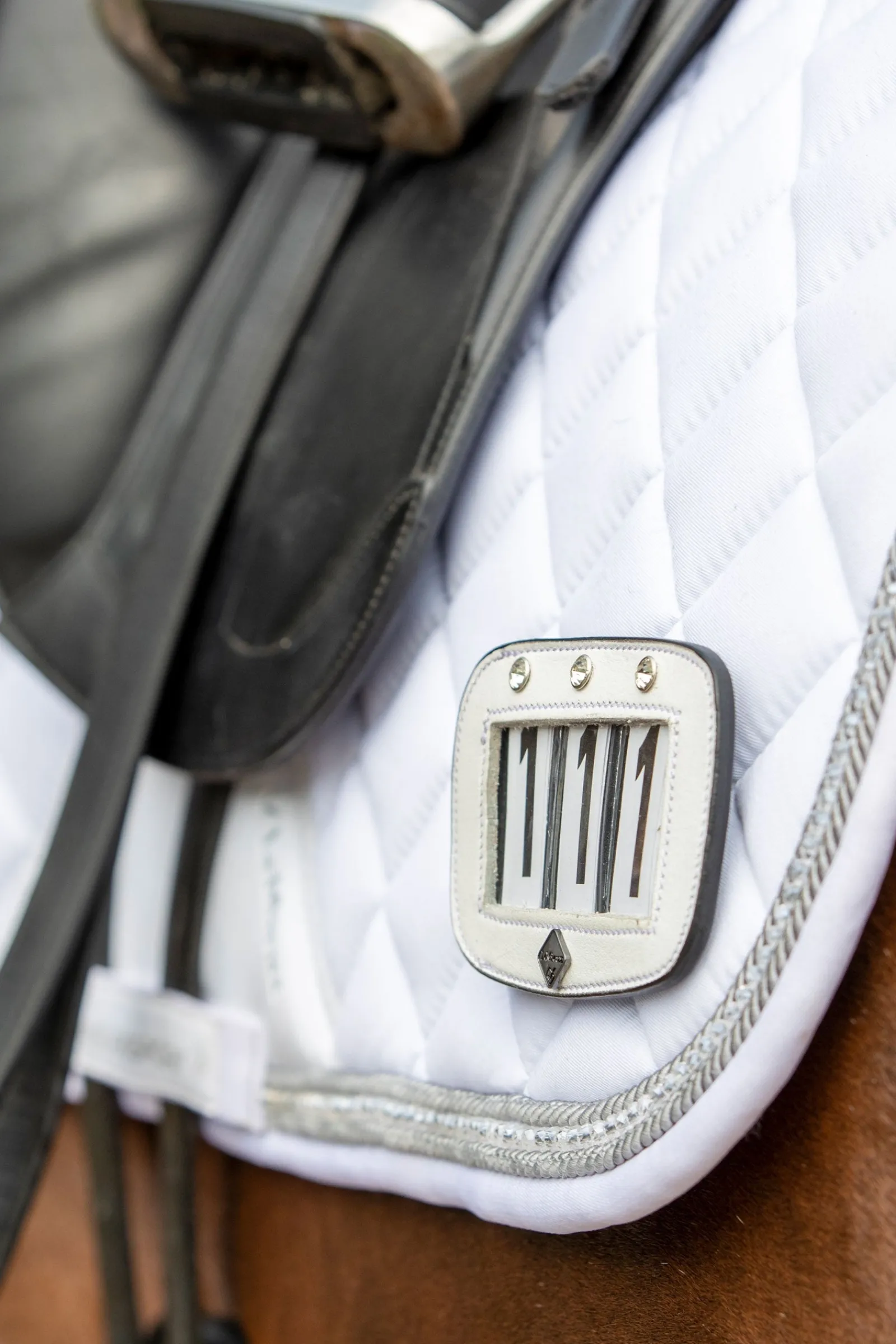 LeMieux Startnummernhalter für den Sattel mit Glitzersteinen* Schabracken-Zubehör